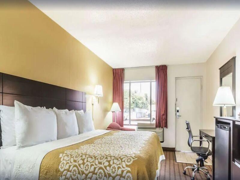 Days Inn South Fort Worth Buitenkant foto