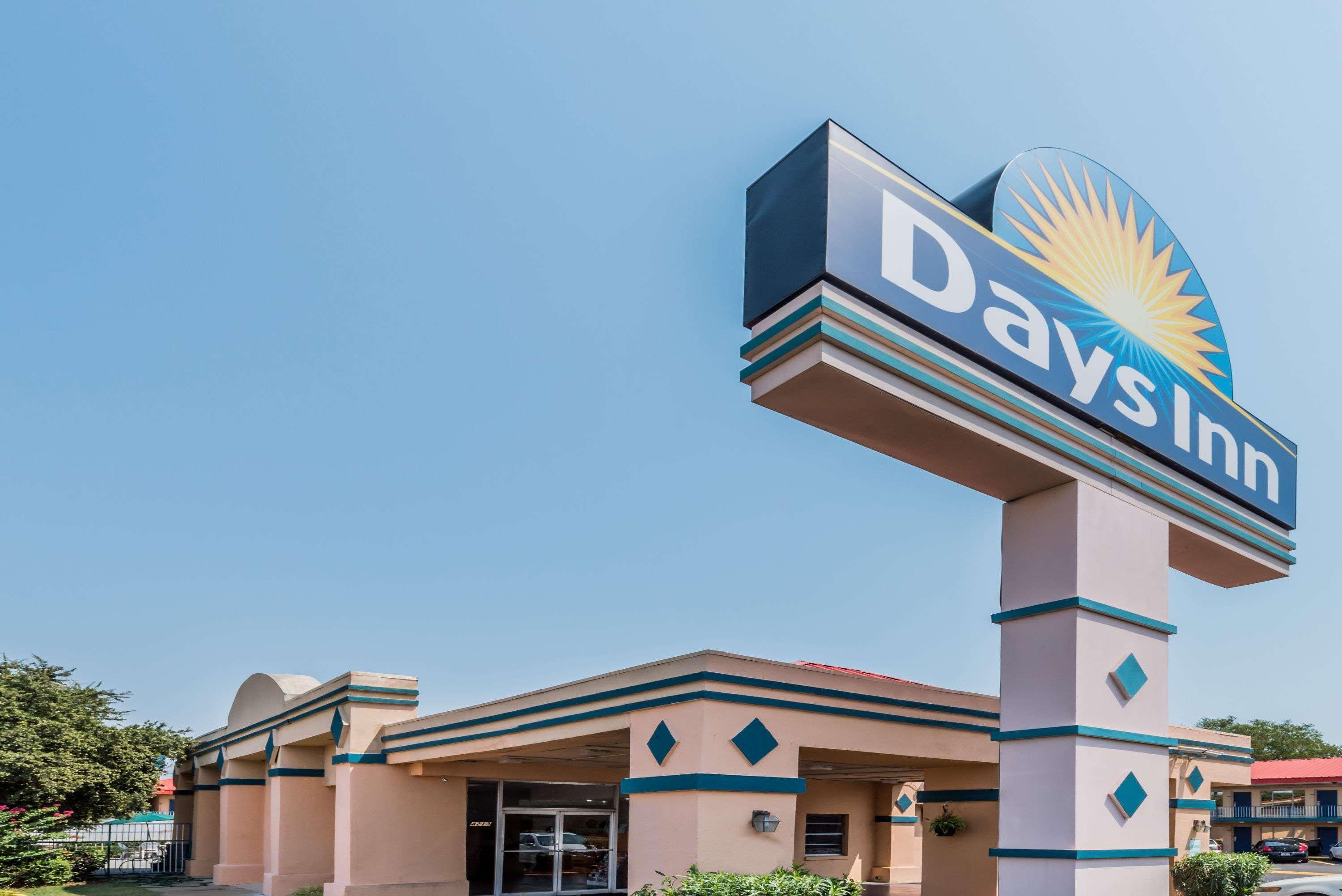 Days Inn South Fort Worth Buitenkant foto